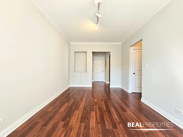 740-50 West Addison Street — Photo 15