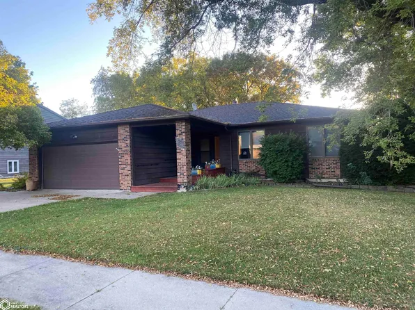 1053 Knollwood Ln, Mason City, IA 50401