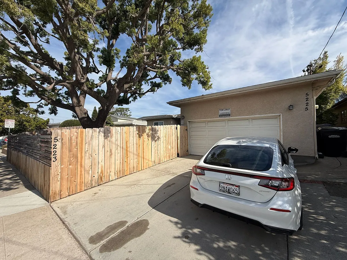 Building Photo - 5223 E Falls View Dr