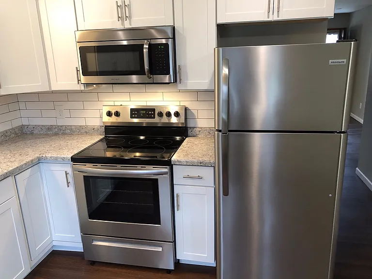 211 Martin Ct — Photo 2