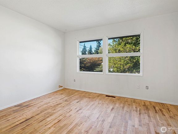 5th image of 7914 49th Avenue E