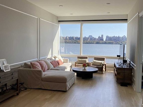 4th image of 9 Somerset Ln #319