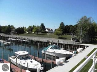 2 2nd St, Frankfort, MI 49635
