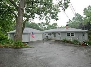 90 Lake Shore Dr, Carpentersville, IL 60110