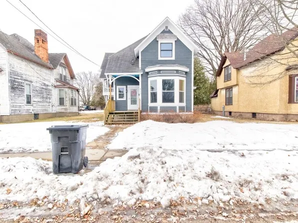 813 6th Ave, Menominee, MI 49858