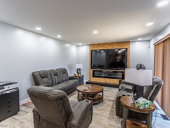 3rd image of 900 McArthur Dr