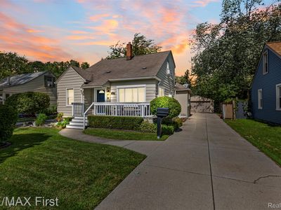 21811 Lange St, Saint Clair Shores, MI, 48080