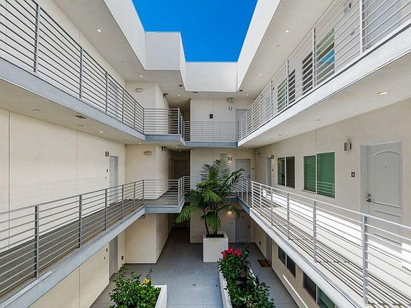 5th image of 22769 Del Valle St #202