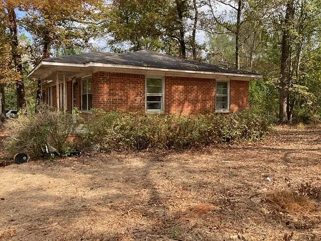 65 Lakeside Dr
