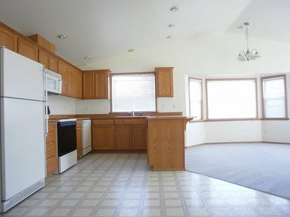 Kitchen & Eating Area