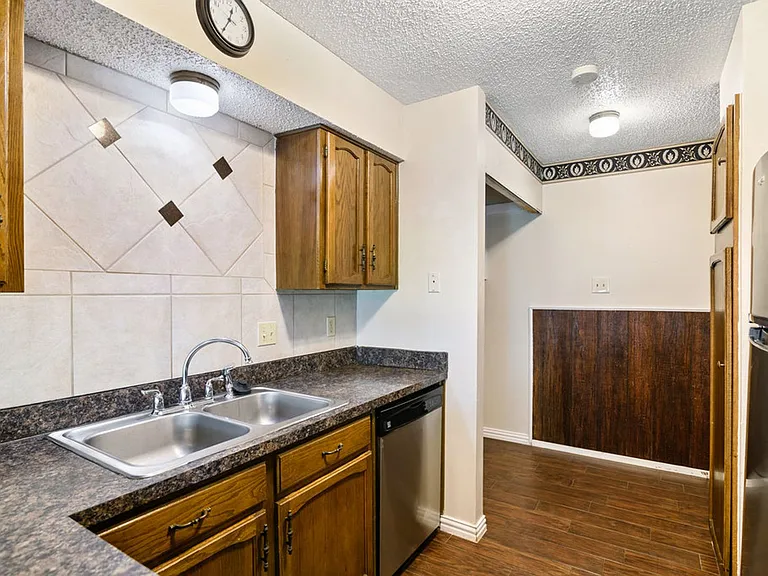 3013 Queens Way — Photo 10