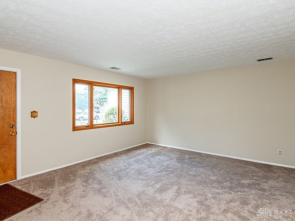 5th image of 32 Joyce Dr