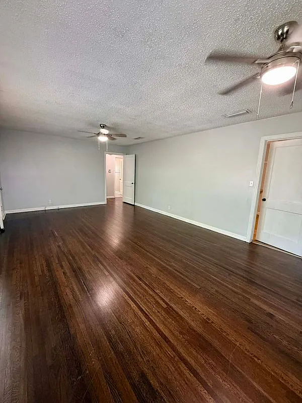 2 bed, 1.0 bath, 1400 sqft, $1,300 — Photo 3