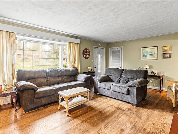 3rd image of 3843 Woodcrest Cir NW