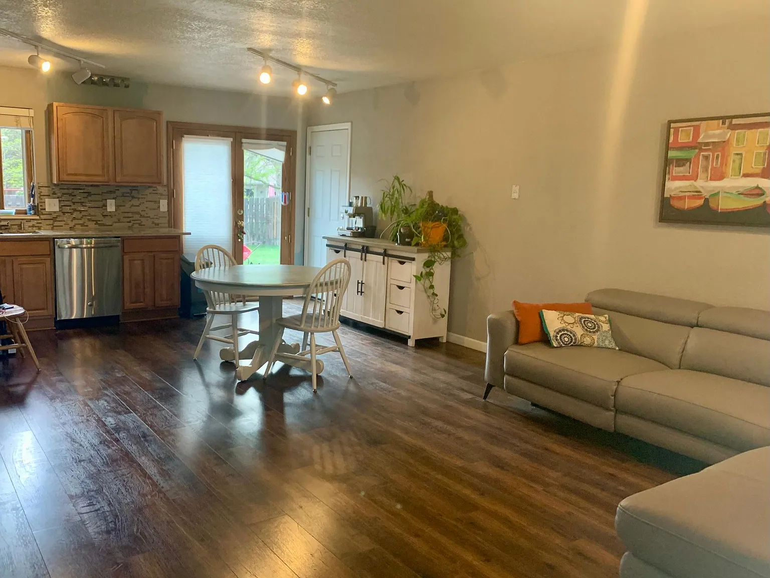 913 Harrison Dr — Photo 3