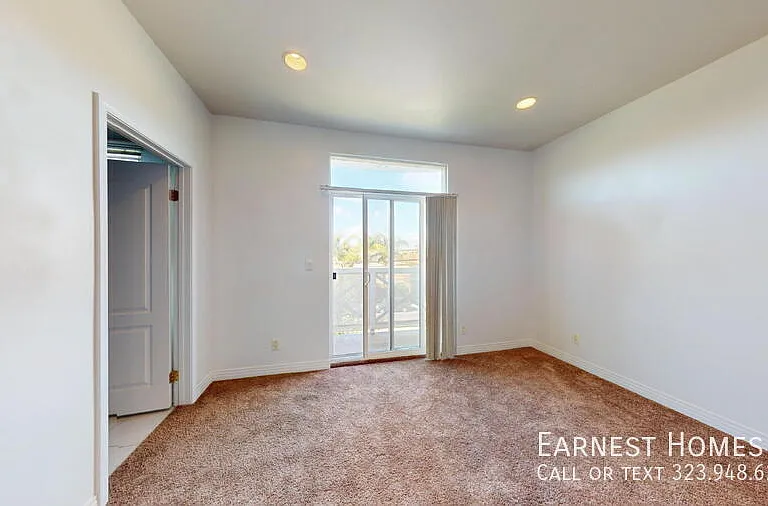 11622 Oxnard St — Photo 13