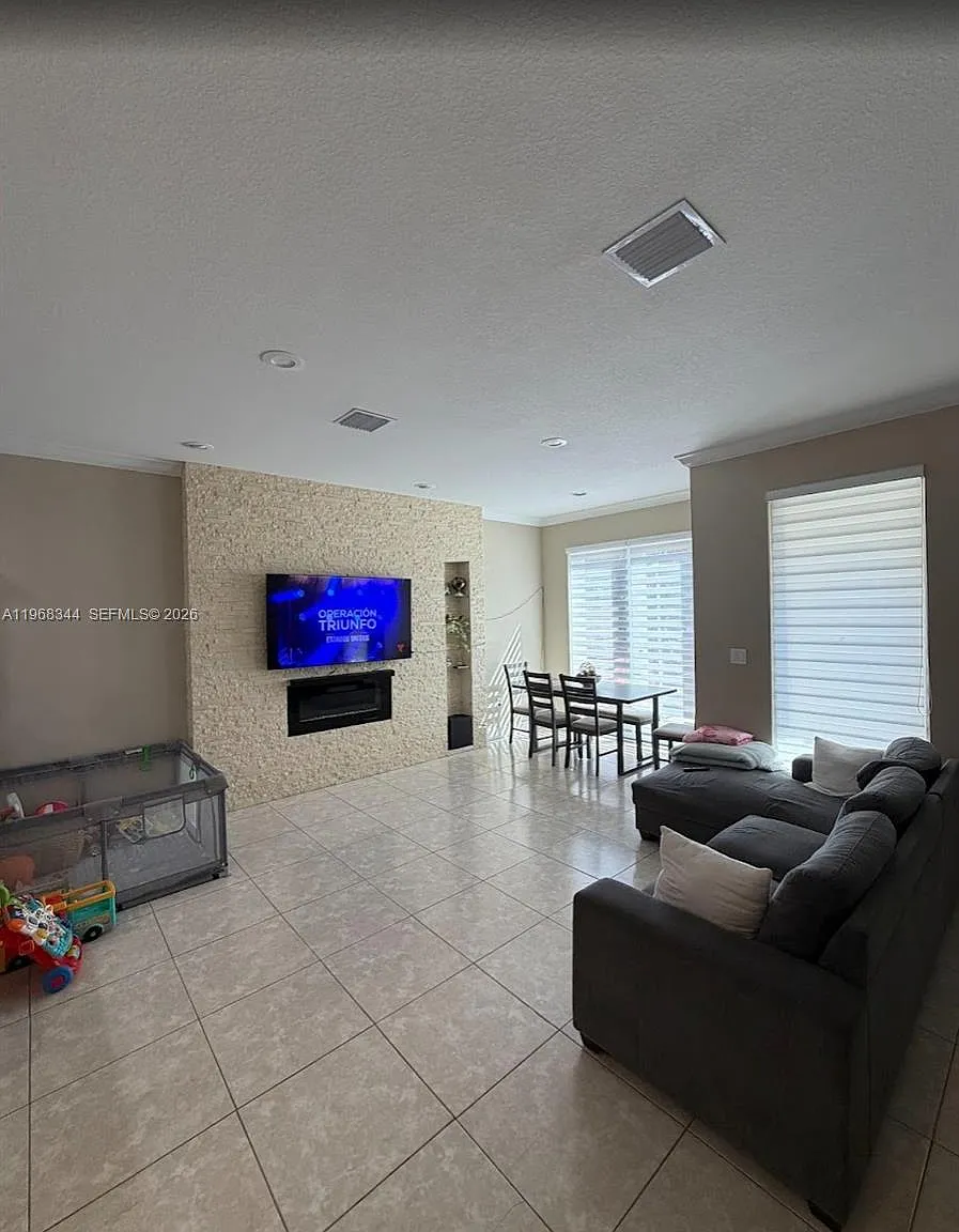 3 bed, 1686 sqft, $2,800 — Photo 3