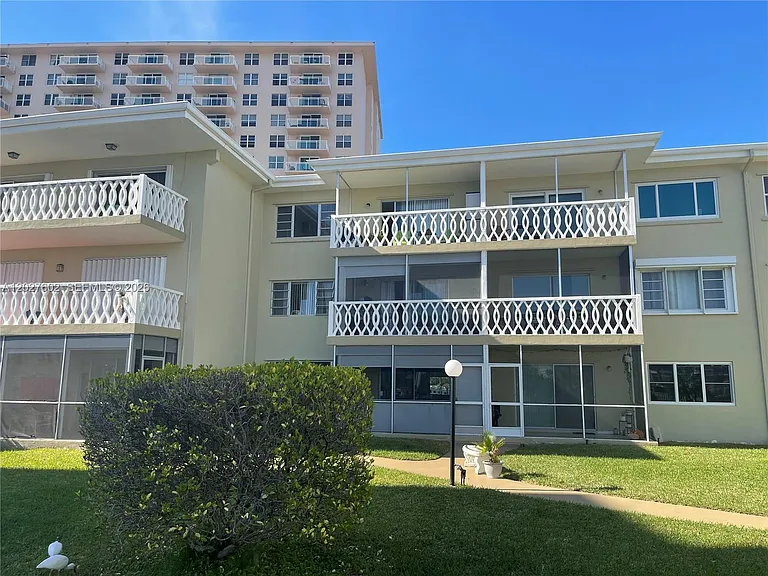 450 Golden Isles Dr #1H — Photo 1