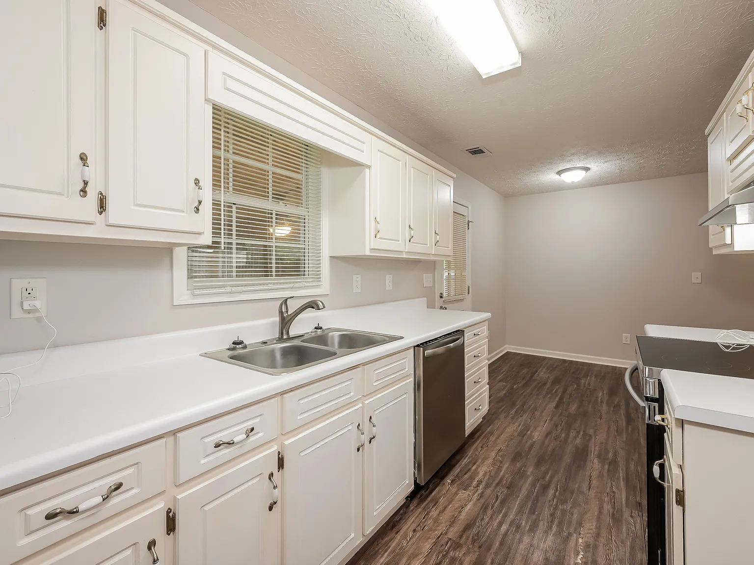 3 bed, 2.0 bath, 1358 sqft, $1,736 — Photo 2