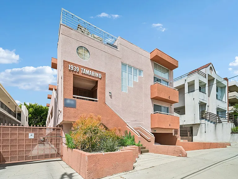 1939 N Tamarind Ave #1 — Photo 22