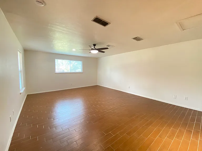 2711 Olympia Dr — Photo 4