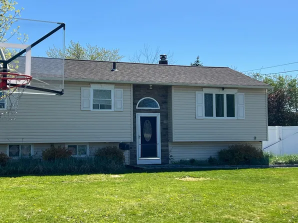 2703 Gull Ave, Medford, NY 11763