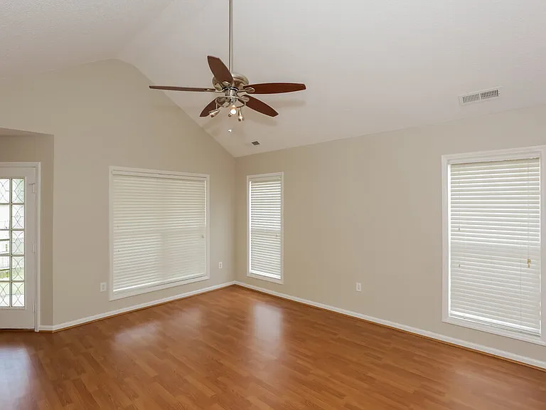 310 Tamarack Dr — Photo 3