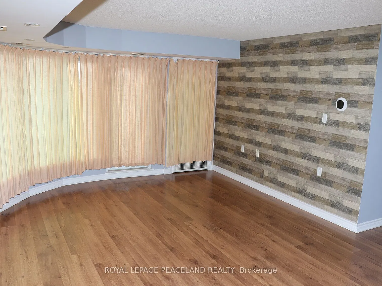 872 Sheppard Ave W — Photo 4