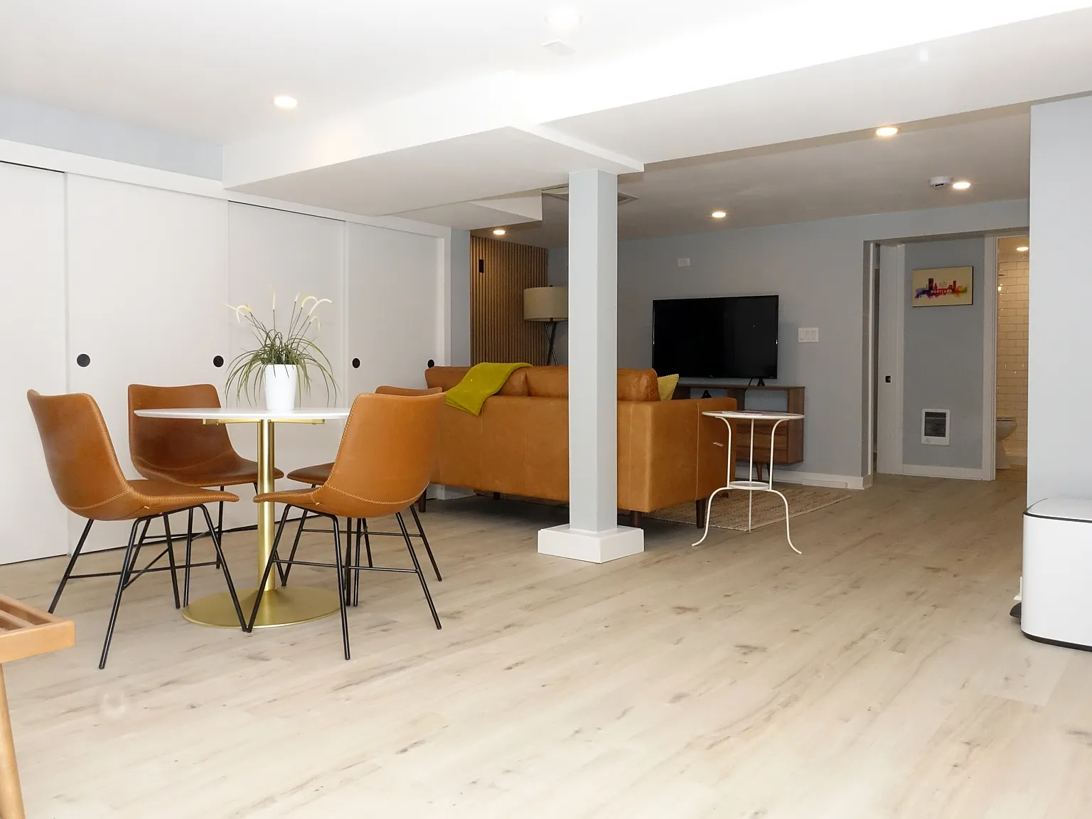 2 bed, 1000 sqft, $2,680 — Photo 3