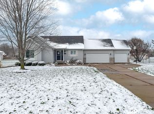 2447 Hummingbird Ln, Muscatine, IA 52761