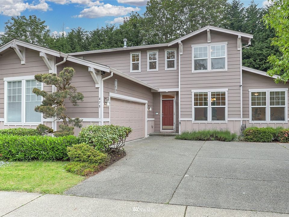 Private living meets convenience in this desirable home in quiet Highlands neighborhood.>