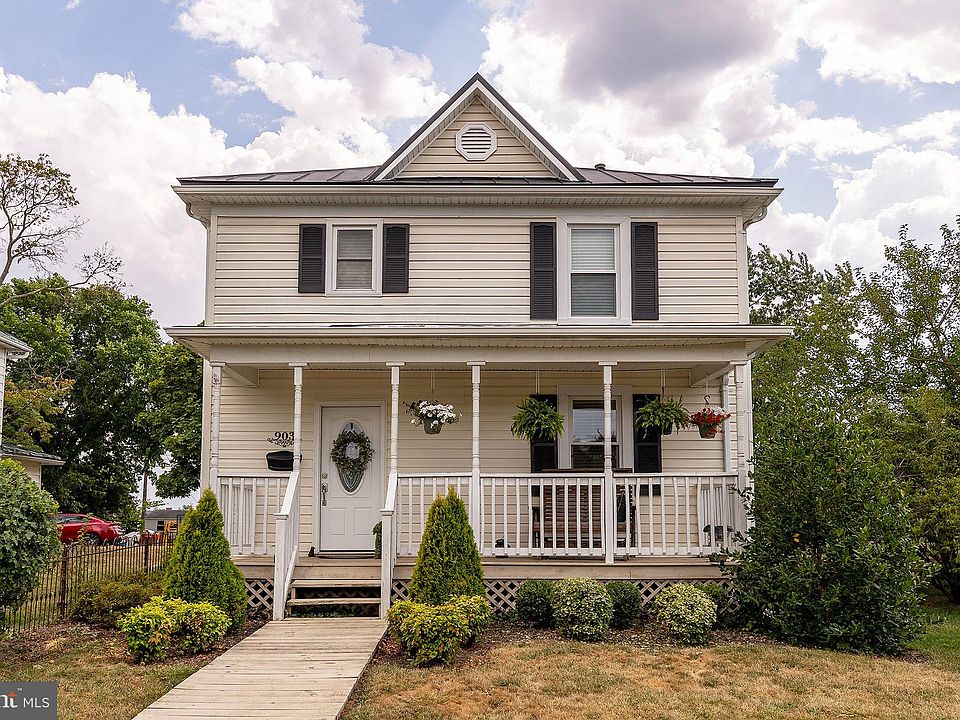 1st image of 903 Woodland Ave