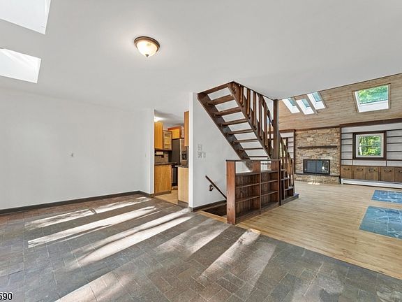 4th image of 74 Stony Brook Rd