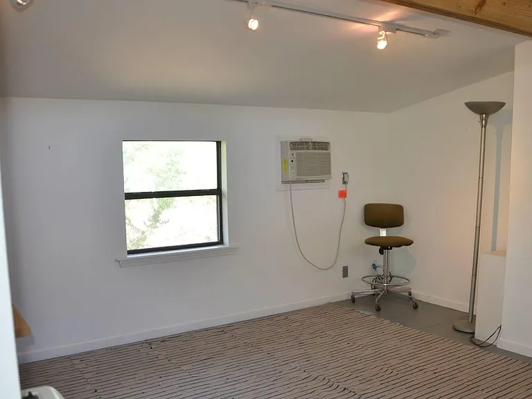 143 Davis Rd — Photo 2