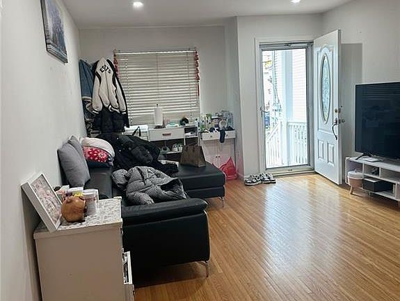 3rd image of 3360 Victory Blvd