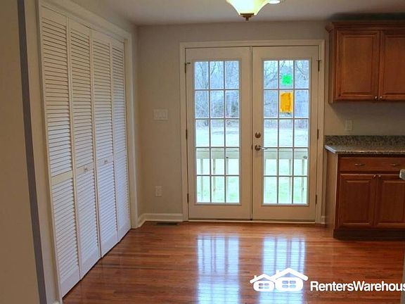 4th image of 110 Robinson Ln