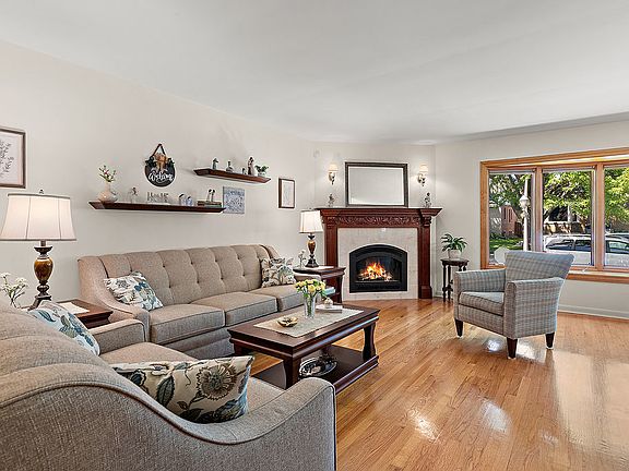 3rd image of 6335 N Karlov Ave