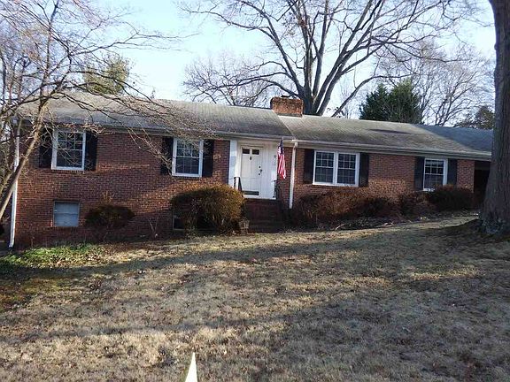 3rd image of 8 Bridgeport Dr