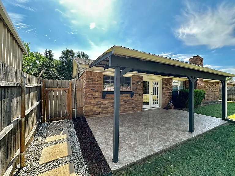 4720 NE Macarthur Cir — Photo 30