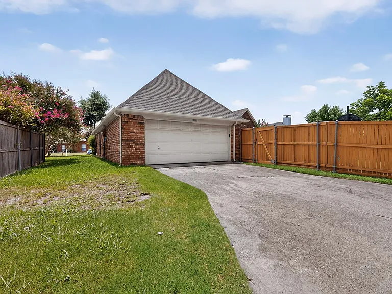 1207 Mistywood Ln — Photo 32