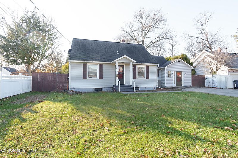 2nd image of 1384 Lawn Avenue