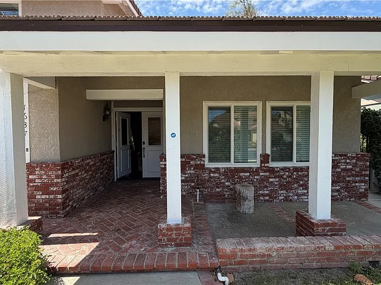 1637 Peacock Ln — Photo 3