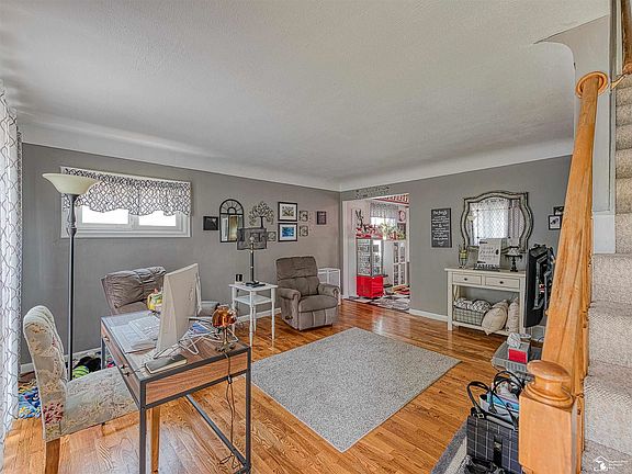 4th image of 909 Western Ave
