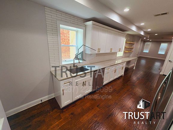3rd image of 2225 N Hancock St