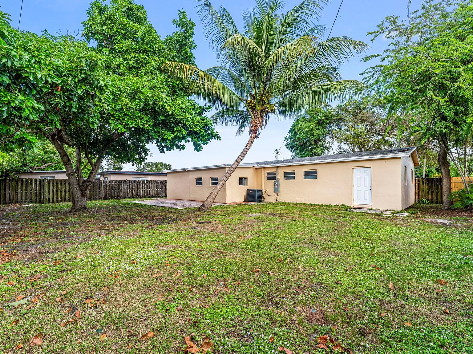 5 bed, 2.0 bath, 1288 sqft, $3,500 — Photo 2