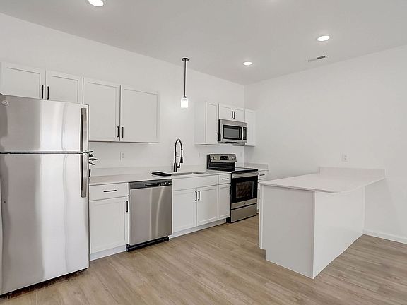 5th image of 100 Parkview Dr #101