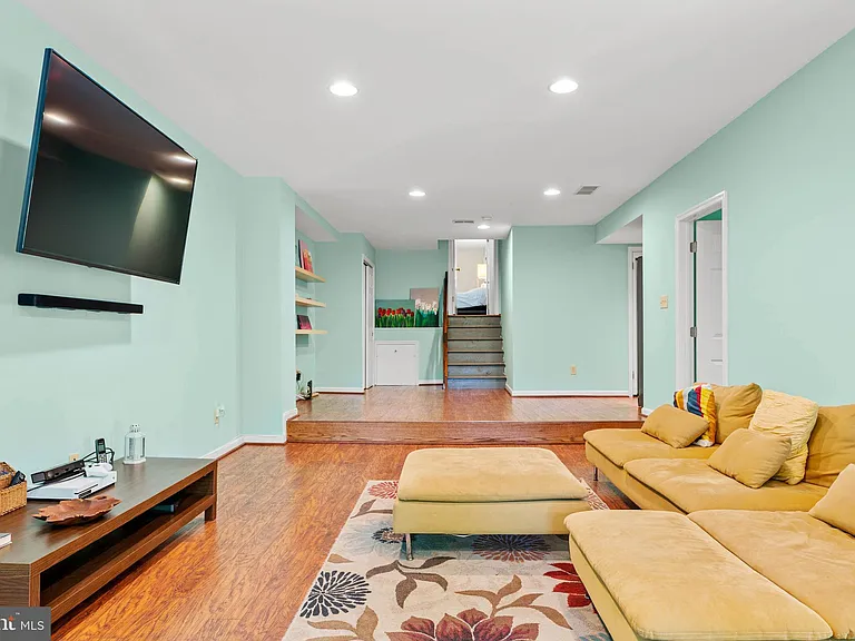 644 Robinson Ln — Photo 40
