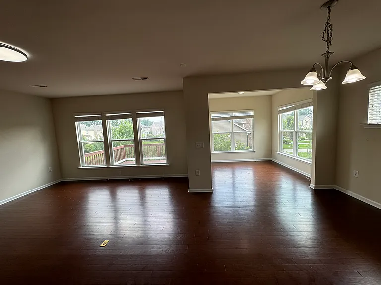 925 Lemster Ln — Photo 32
