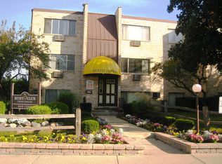 352 Inland Dr, Wheeling, IL 60090