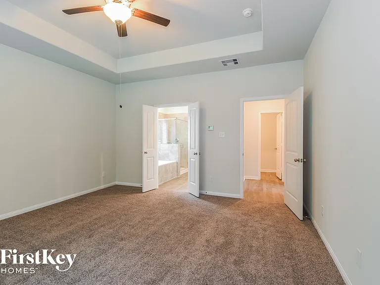 317 Lakeway Cir — Photo 8